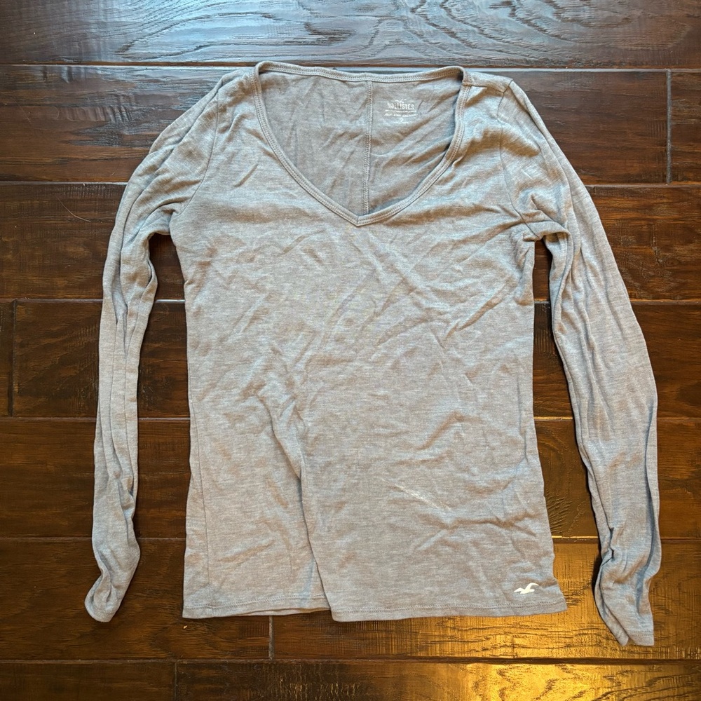 Hollister Women's Light Gray V-Neck Long Sleeve Tee